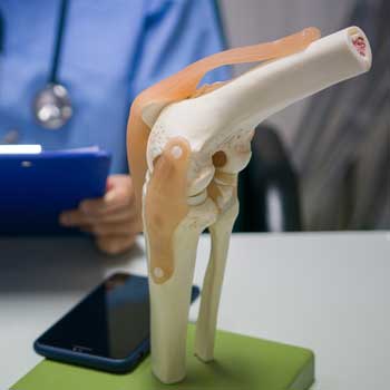 especialista en cirugía de prótesis de rodilla en Madrid, Dr. Villanueva