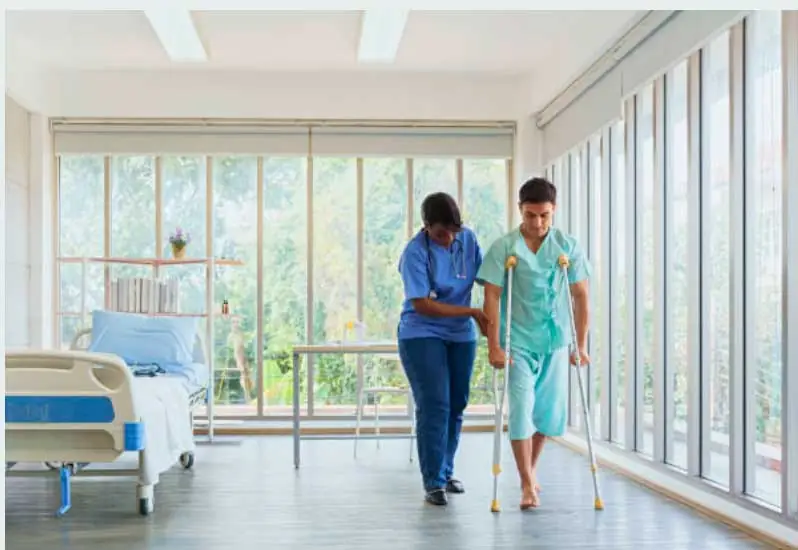 Los primeros pasos tras operarse de prótesis de cadera, en el hospital Los primeros pasos tras operarse de prótesis de cadera, en el hospital
